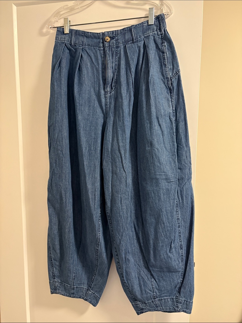 Women’s Wide-Leg Pleated Denim Jeans in Blue
